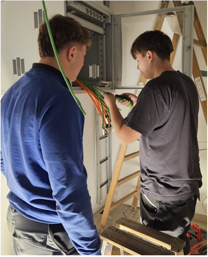Schüler Felix Vogel bei Elektroinstallationsarbeiten auf der Baustelle der Firma Holger Pühl